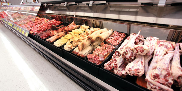 A 36-foot butcher case at Pathmark’s revamped Weehawken store includes pigs’ feet and oxtail to appeal to local Hispanic shoppers. 