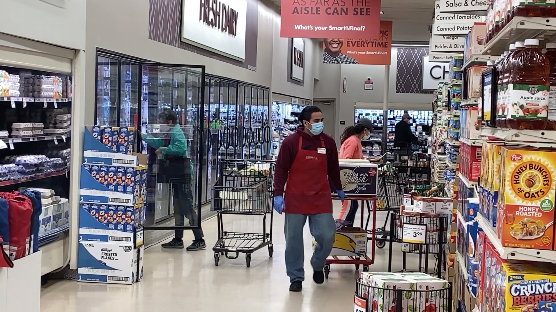 Smart_&_Final_shoppers-aisle-COVID19.png