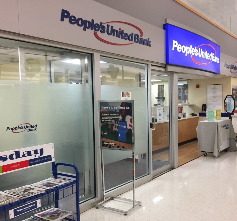 Stop_&_Shop-Levittown_NY-Peoples_United_Bank_branch.jpg
