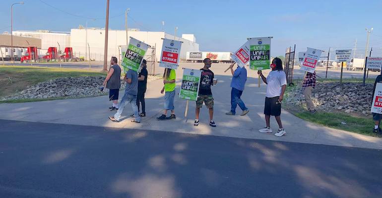 UNFI_Fort_Wayne_DC-Teamsters_strikers_7-23-20.jpg