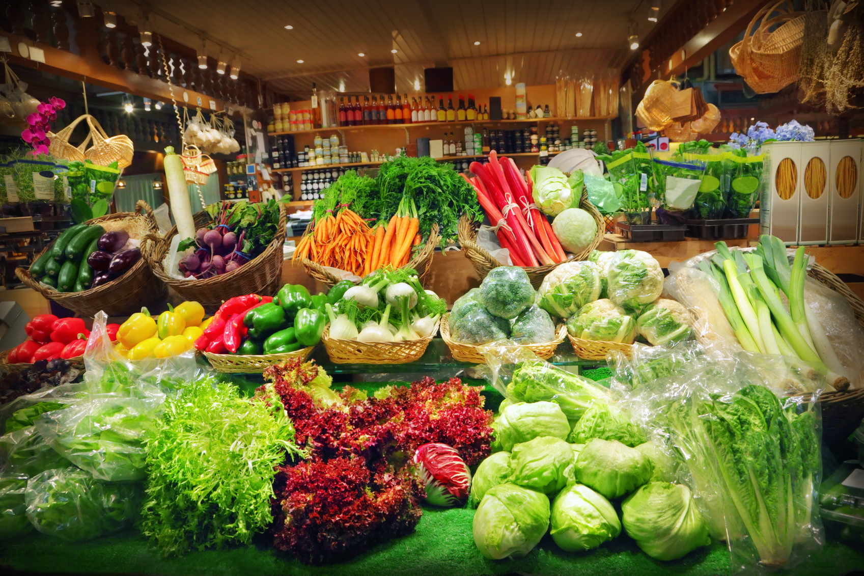 Bachelor vegetable store. Овощи на рынке. Органические продукты. Магазин овощи фрукты. Прилавок с овощами и фруктами.