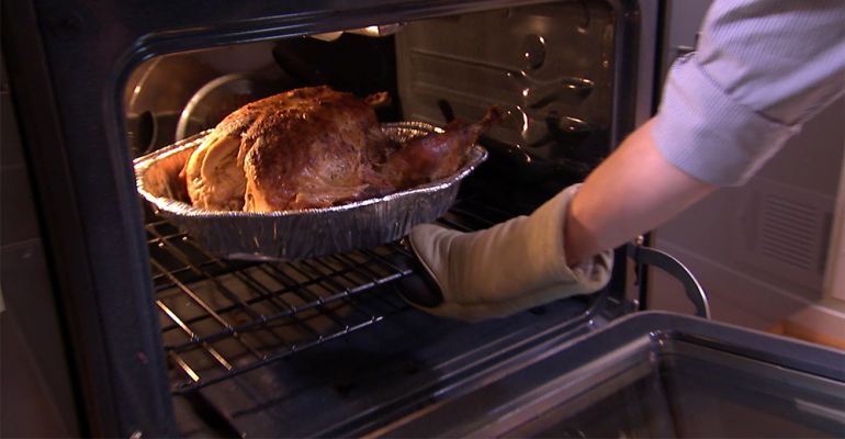 AFBF_Thanksgiving_dinner-turkey-oven.PNG