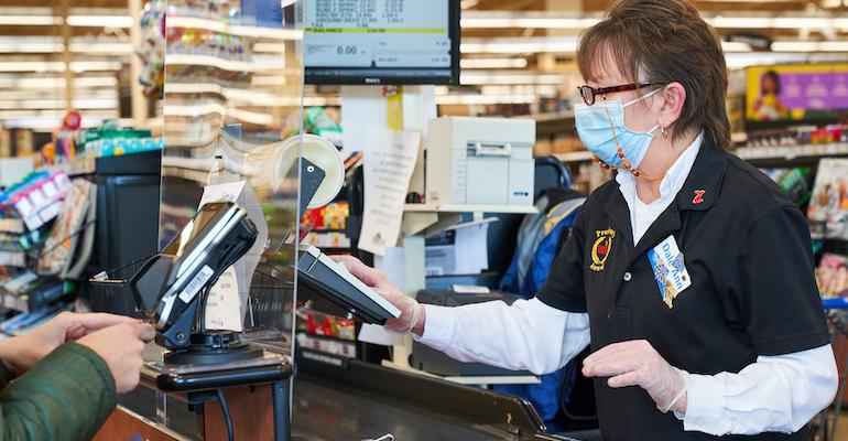 Kroger_cashier_wearing_face_mask-coronavirus.jpg