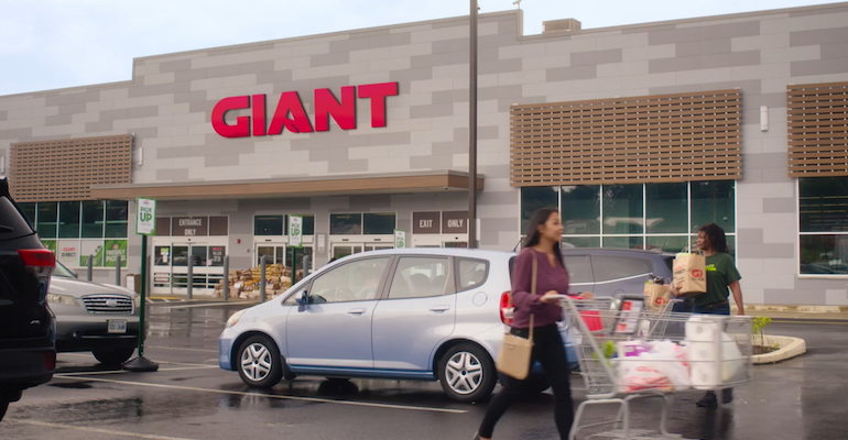 The_Giant_Company-storefront-shoppers.png